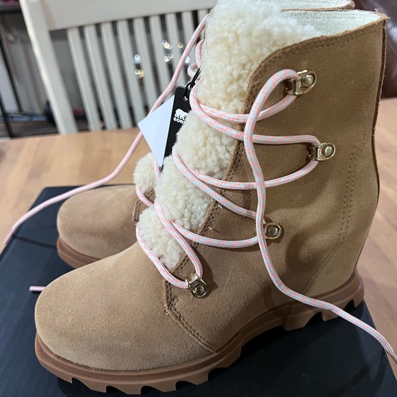 NWT Joan of Arctic Wedge III Lace Cozy Size 6 color Tawny Buff Gum2 - Picture 2 of 4